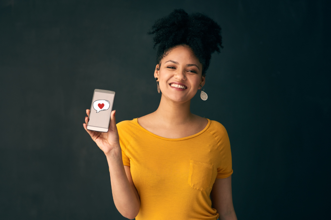 Meisje met telefoon in de hand met een leuke boodschap erop
