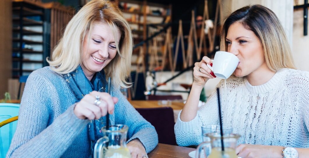 twee vrouwen drinken samen een kop thee in een café|zwart witte foto van een uitzicht vanaf een boot op het water en meeuwen