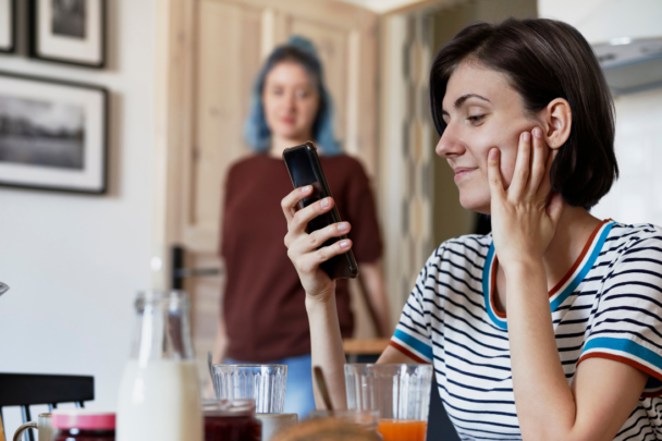 vrouw gebruikt smartphone