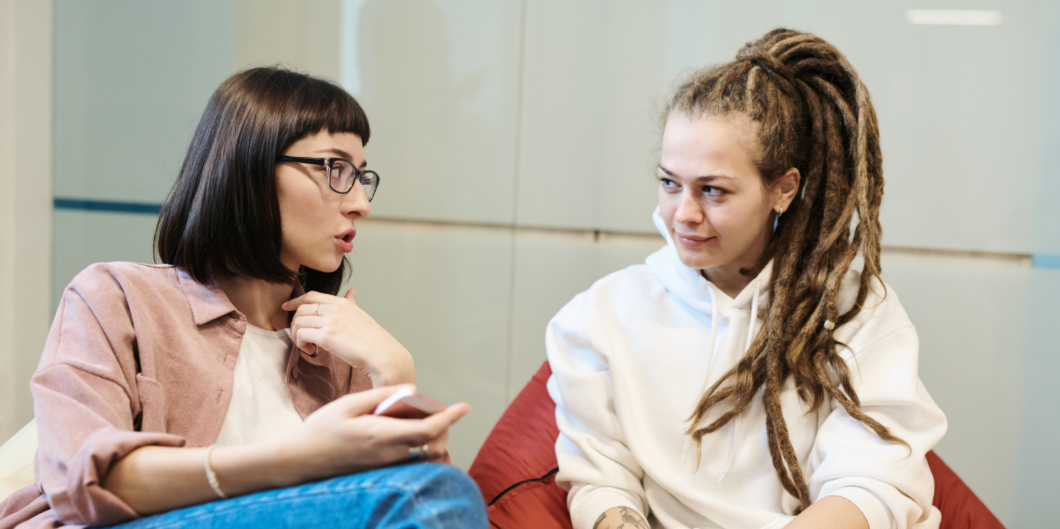 twee vrouwen zijn in gesprek|luisteren samenvatten en doorvragen in pictogrammen op een groene achtergrond