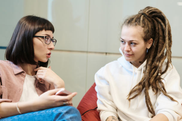 twee vrouwen zijn in gesprek|luisteren samenvatten en doorvragen in pictogrammen op een groene achtergrond