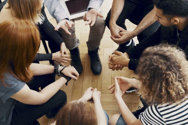 Groep mensen in gesprek