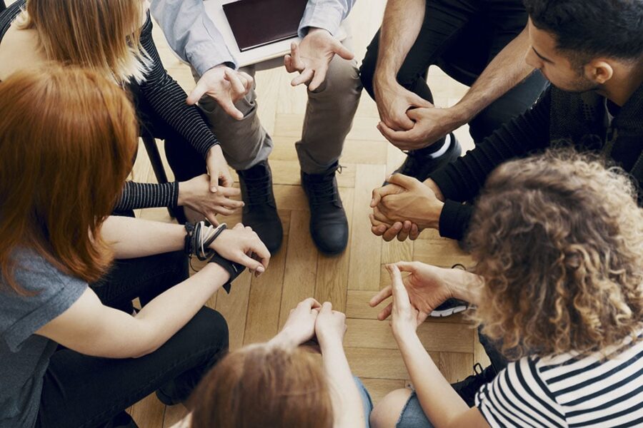 Groep mensen in gesprek