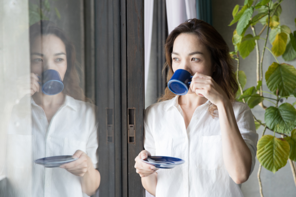 vrouw kijkt uit een raam