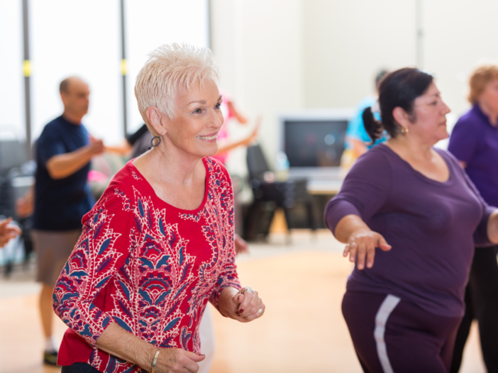 twee vrouwen die samen dansen