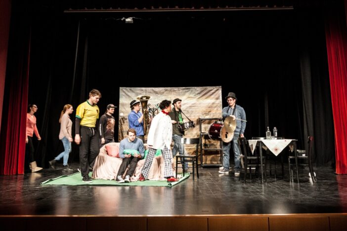 Theatergroep op het toneel.