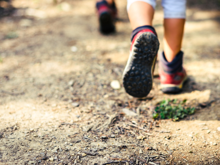 Voeten van mensen die wandelen