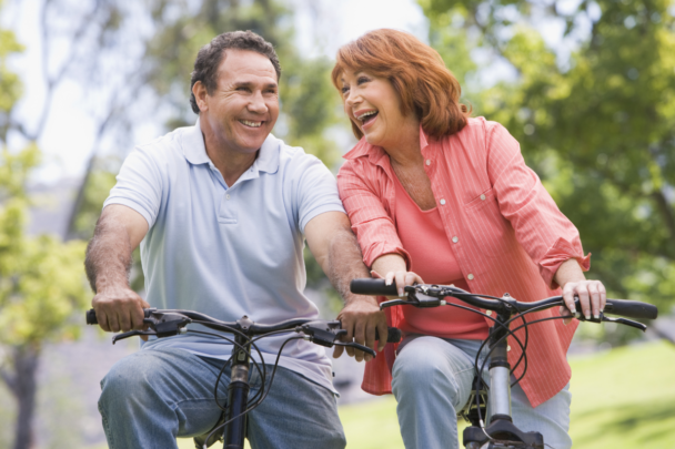 een man en vrouw samen op de fiets