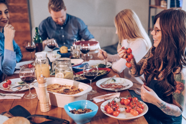 mensen zitten samen aan tafel te eten