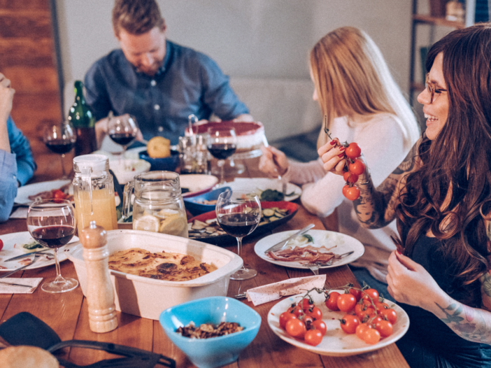 mensen zitten samen aan tafel te eten