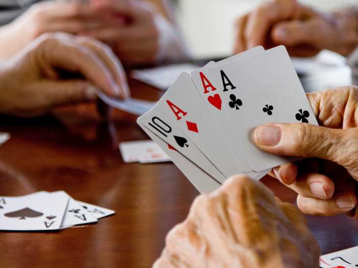 hand houdt spelkaarten vast