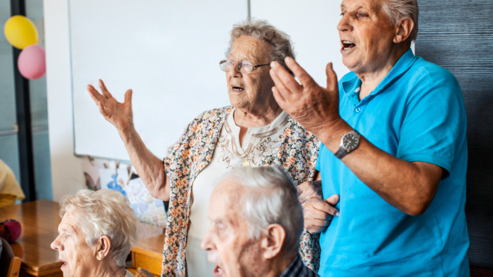 ouderen zijn samen aan het zingen