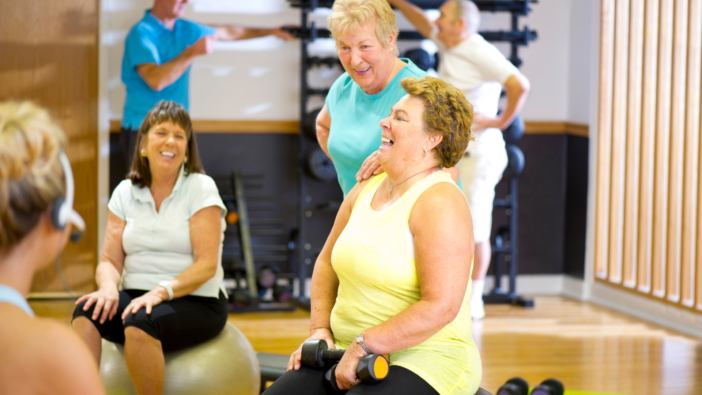 Oudere vrouwen zijn aan het sporten