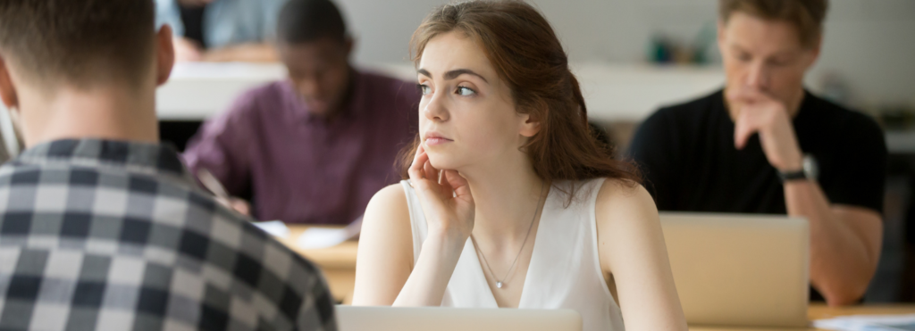 studente in studeerruimte aan tafel met andere studenten