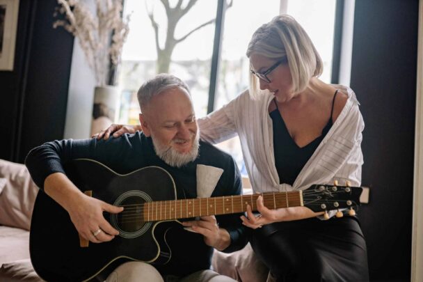 Man speelt gitaar