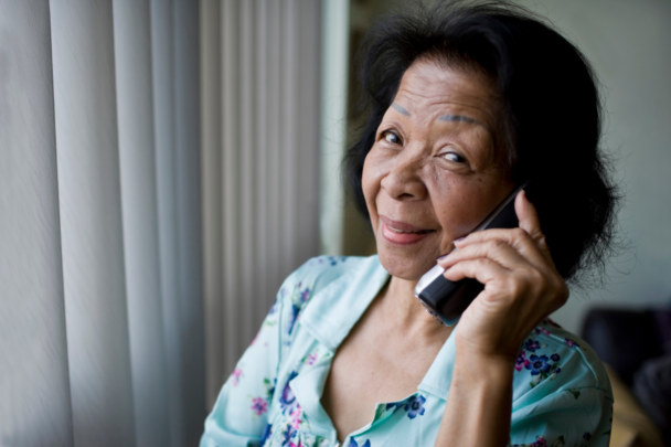 oudere vrouw aan de telefoon