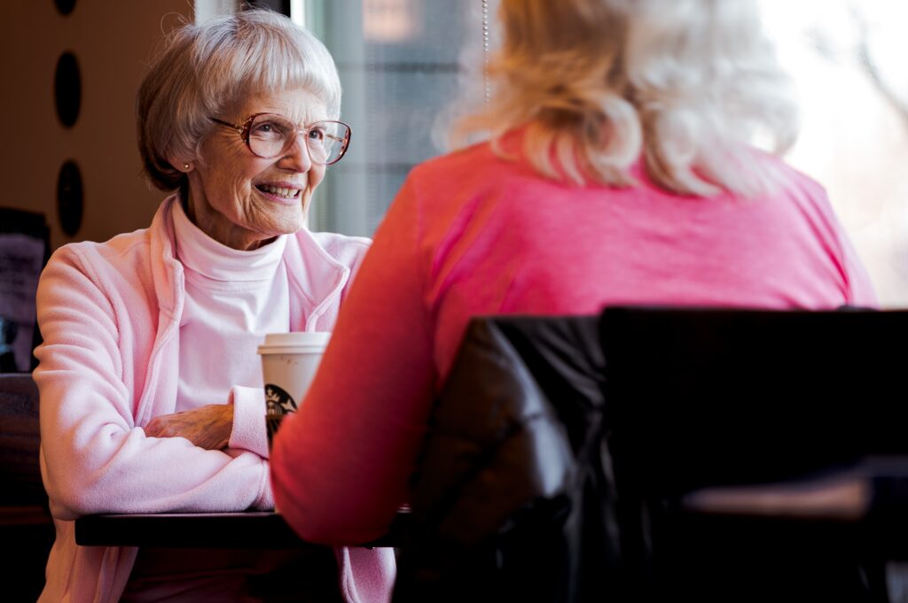 twee vrouwen voeren een gesprek aan tafel