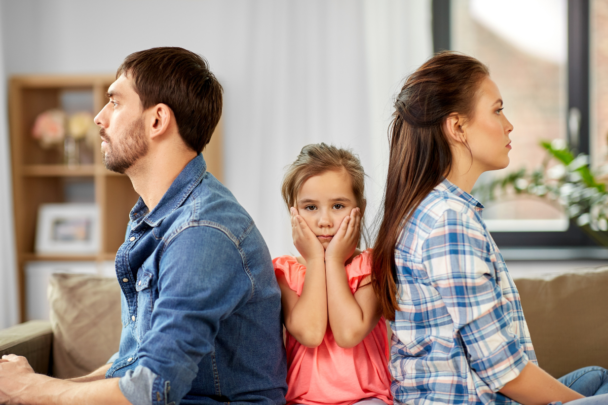 man en vrouw met ruggen naar elkaar, met tussen hen in een kind