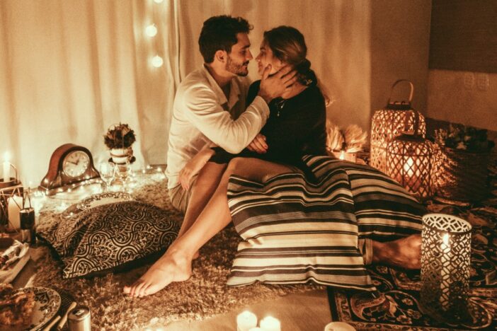 man en vrouw intiem in hun slaapkamer