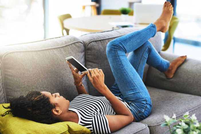 vrouw ligt op de bank te ontspannen