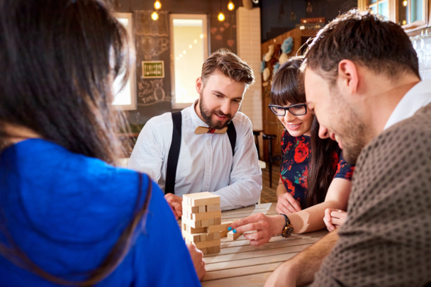 mensen spellen een spelletje Jenga