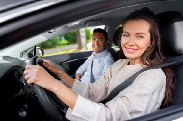 man en vrouw samen in de auto