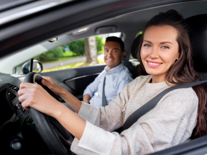 man en vrouw samen in de auto