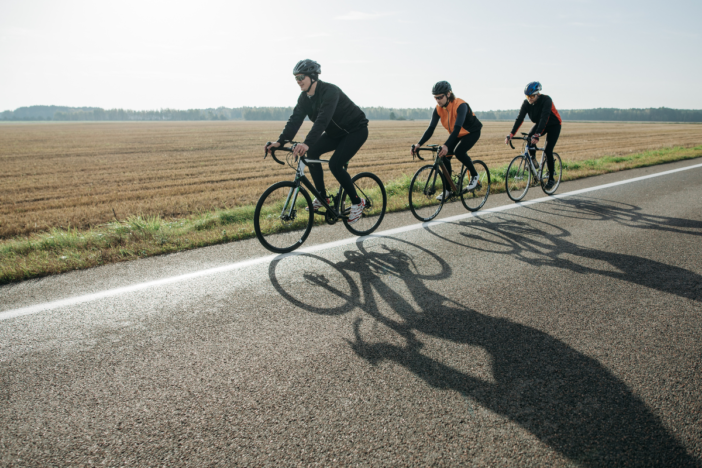mensen fietsen op een asfaltweg