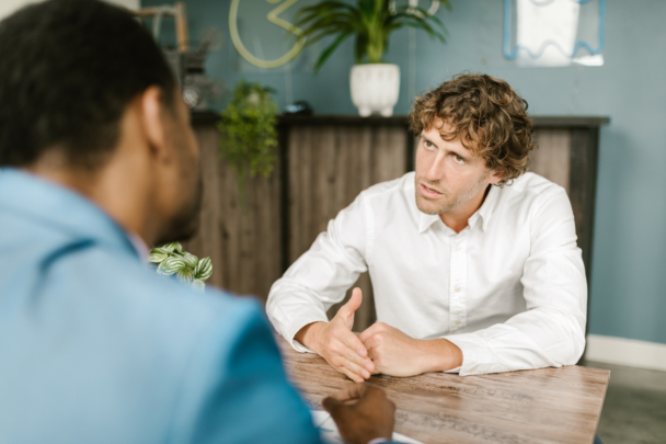 twee mannen voeren een gesprek aan tafel