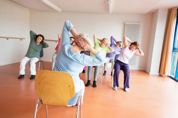 ouderen doen aan stoelgym