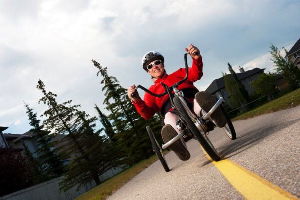 persoon maakt gebruik van een handbike