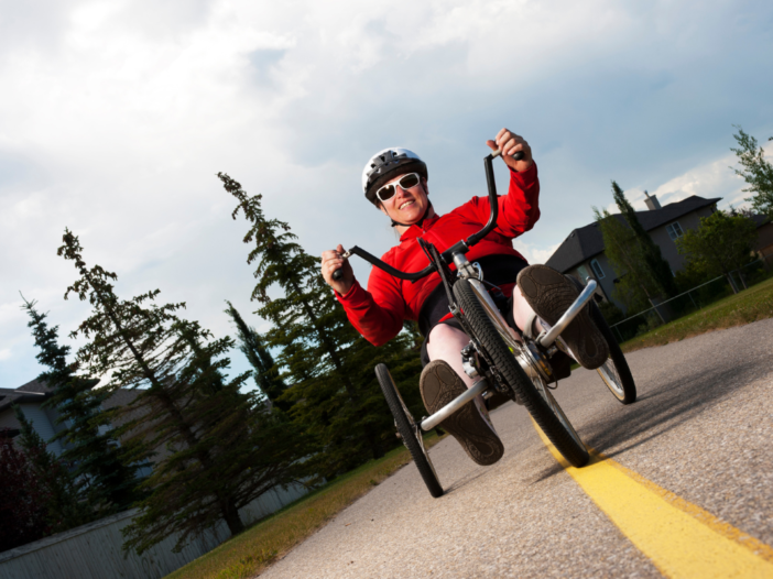 persoon maakt gebruik van een handbike