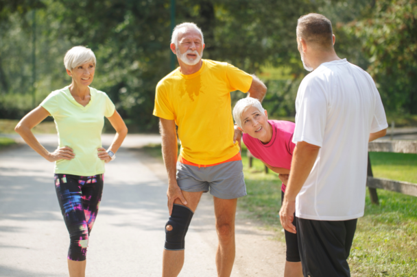 ouderen zijn samen aan het sporten