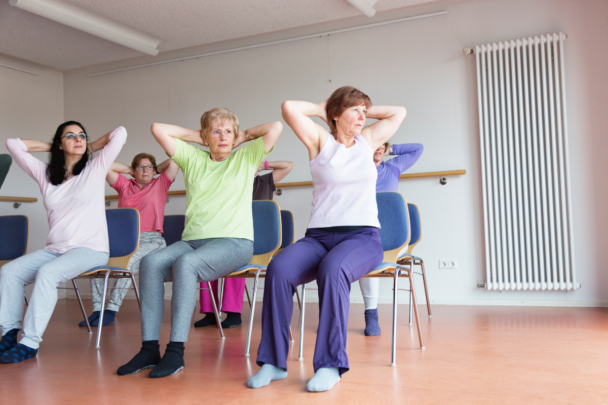 Vrouwen doen aan gym in stoel