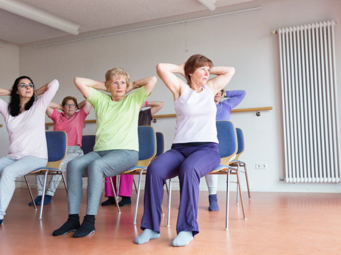 Vrouwen doen aan gym in stoel