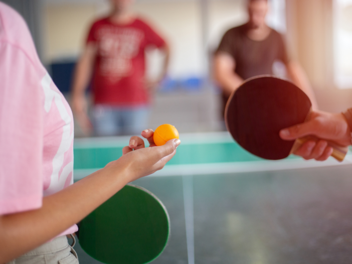 vrouw speelt een potje tafeltennis