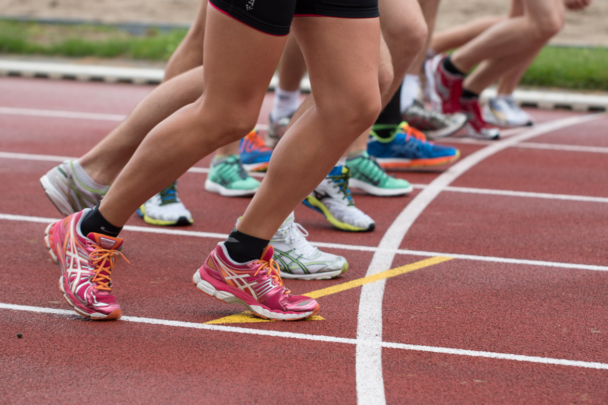 mensen lopen wedstrijd op een atletiekbaan