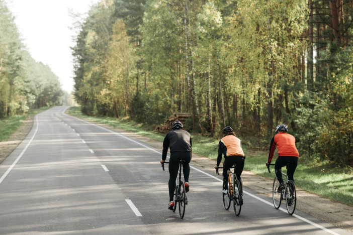 drie wielrenners zijn aan het fietsen