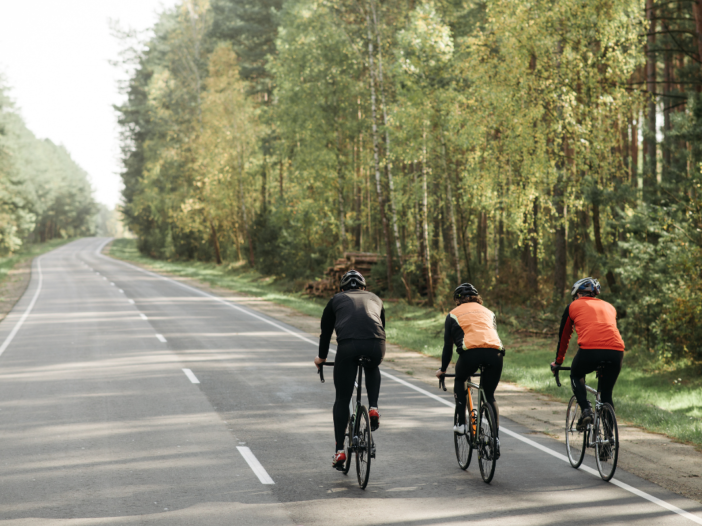 drie wielrenners zijn aan het fietsen