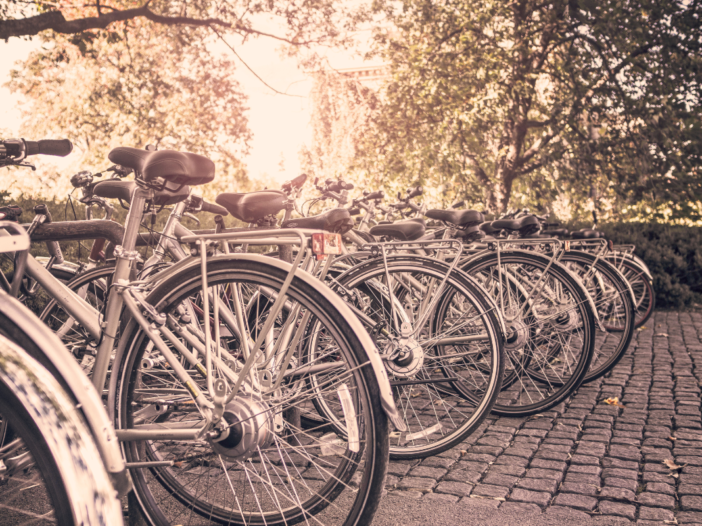 foto van fietsen in een fietsenstalling