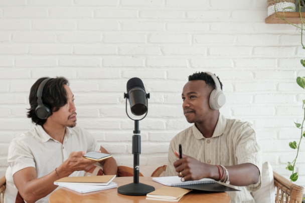 twee mannen nemen een podcast op