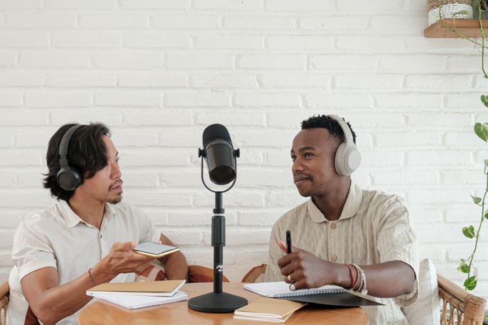 twee mannen nemen een podcast op