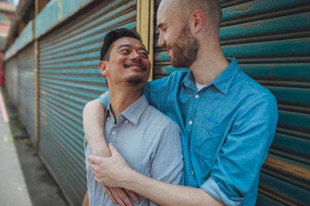 twee mannen kijken elkaar liefdevol aan