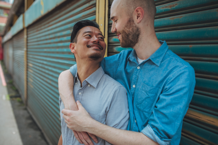twee mannen kijken elkaar liefdevol aan
