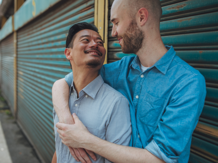 twee mannen kijken elkaar liefdevol aan