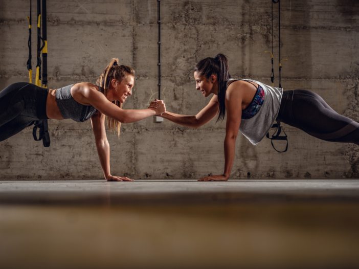 twee vrouwen zijn samen aan het sporten