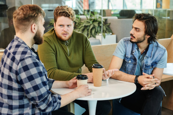 drie mannen in gesprek met elkaar