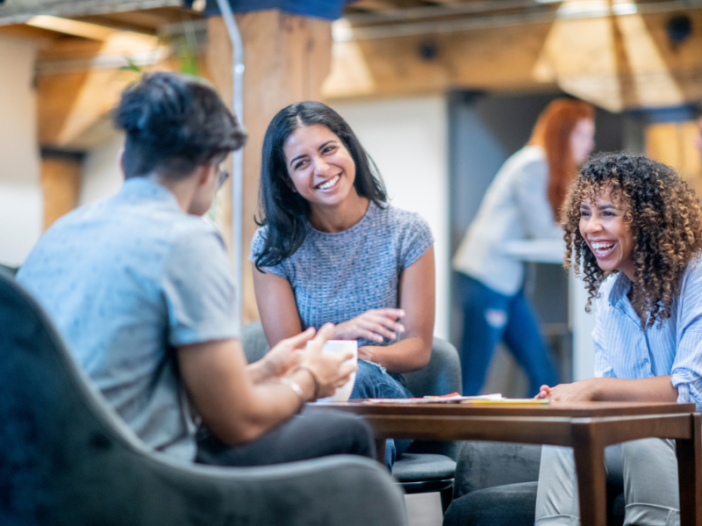 groep mensen is in gesprek aan een tafel