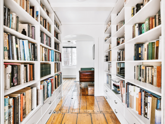 gevulde witte boekenkasten