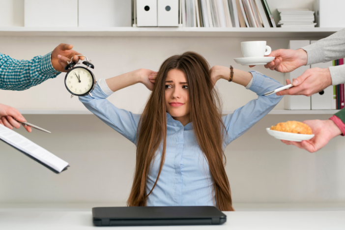 jong meisje met gestresste blik